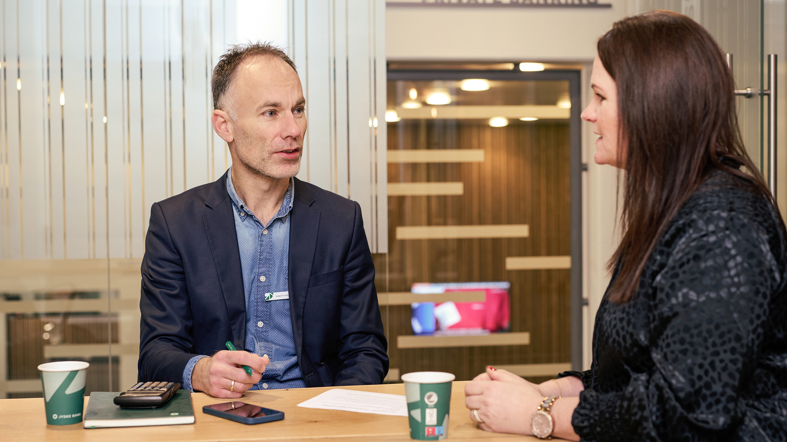 mand rådgiver kvinde i møderum