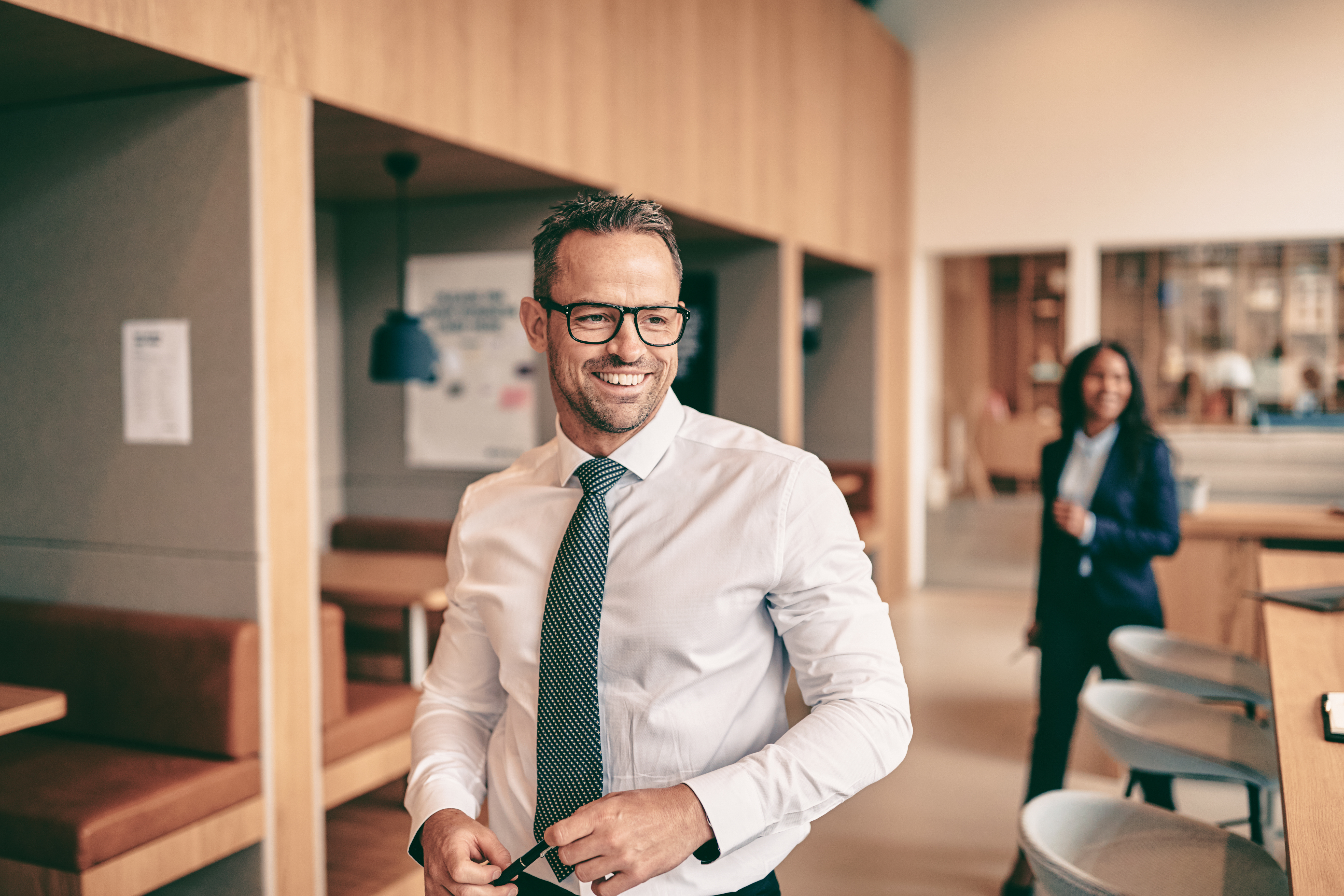 Mand og kvinde på arbejdsplads, kontorlandskab