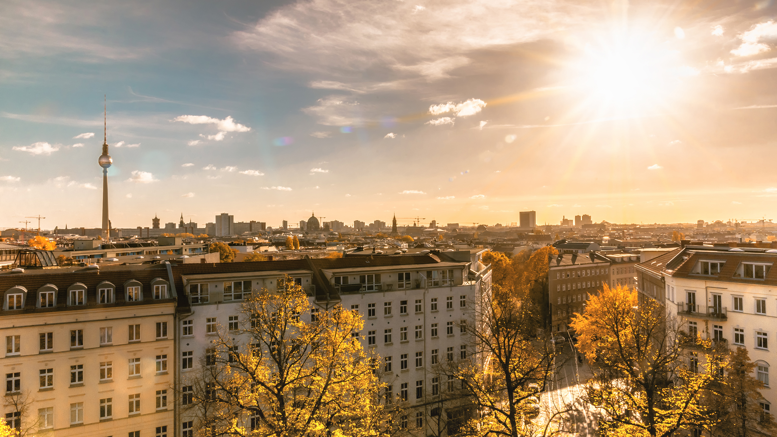 Storby med boligblokke fotograferet med udsyn til byen ved solopgang eller solnedgang 